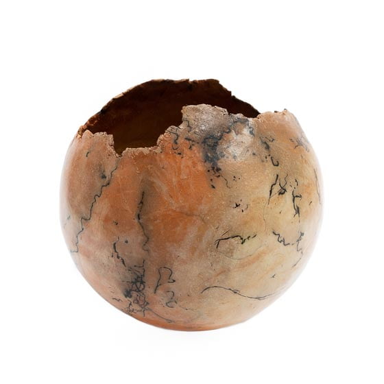 Open_bol_keramiek_oranje_raku_12_cm_doorsnede_met_ingebrand_paardenhaar