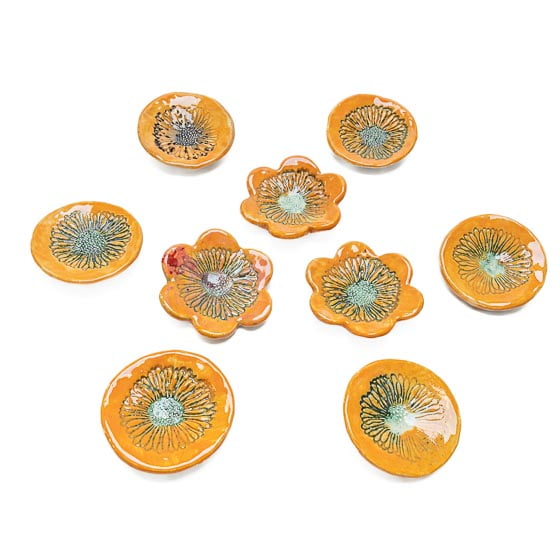 theeschaaltje_bonbon_zeepje_cadeautje_handig_zonnebloem_oranje_effectglazuur_gestempeld_keramiek_theezakje theeschaaltje_bonbon_zeepje_cadeautje_handig_zonnebloem_oranje_effectglazuur_gestempeld_keramiek_theezakje