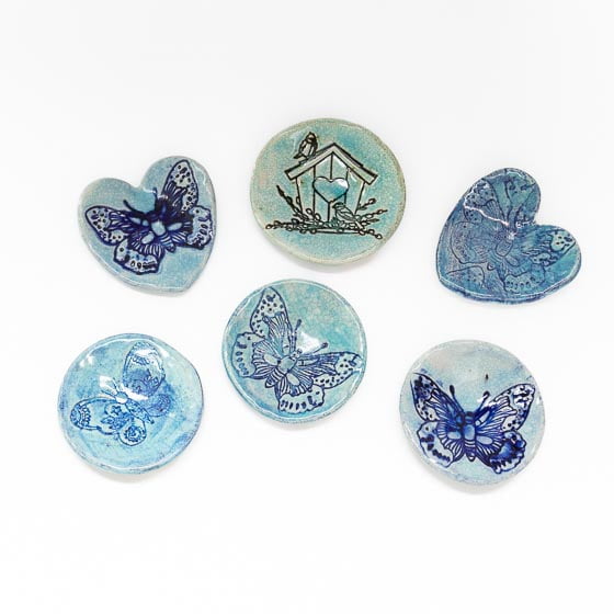 theeschaaltje_bonbon_zeepje_cadeautje_handig_gestempeld_hart_vlinder_groen_blauw_keramiek_theezakje theeschaaltje_bonbon_zeepje_cadeautje_handig_gestempeld_hart_vlinder_groen_blauw_keramiek_theezakje