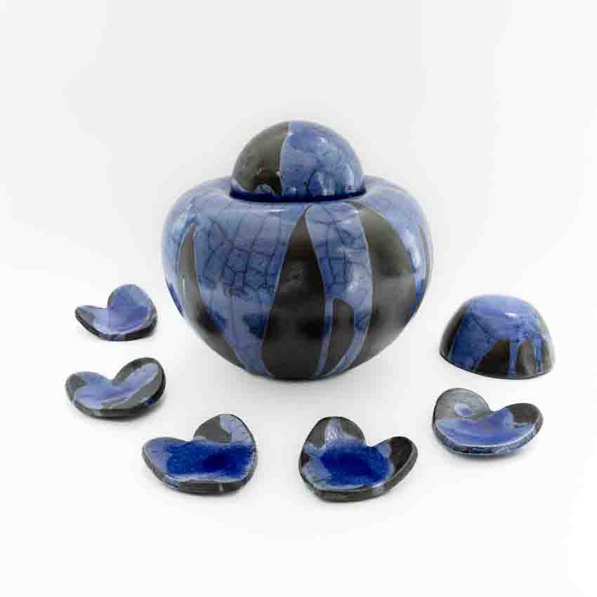 urn_urnen_keramiek_keramische_effectglazuur_blauw_raku_deksel_waxinelichtje_hartje_bol_kopen_bijzondere_unieke_handgemaakt_op_maat_urnmaatwerk.nl