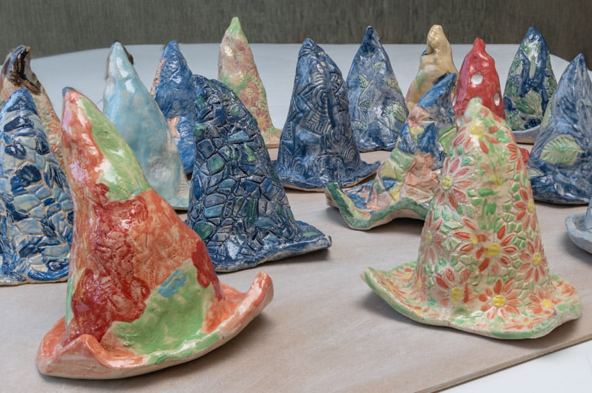 keramiek_workshop_heksenhoedje_met_engobes_gekleurd keramiek_workshop_heksenhoedje_met_engobes_gekleurd