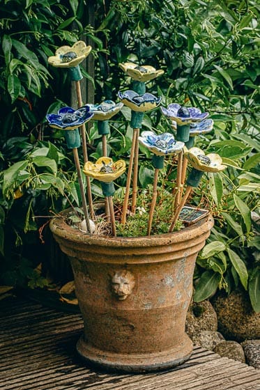 tuinkeramiek_b&bees_bijen_bijenbadjes_bloemen_keramiek_cadeau_tuinieren_waterindetuin_natuur_dezeeltinbeeld