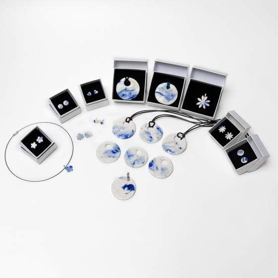 Porselein_sieraden_handgemaakt_uniek_cadeau_cadeautip_kettinghanger_oorbellen_zilver_oorknopjes_blauw_wit_handmade_cadeautip_dezeeltinbeeld